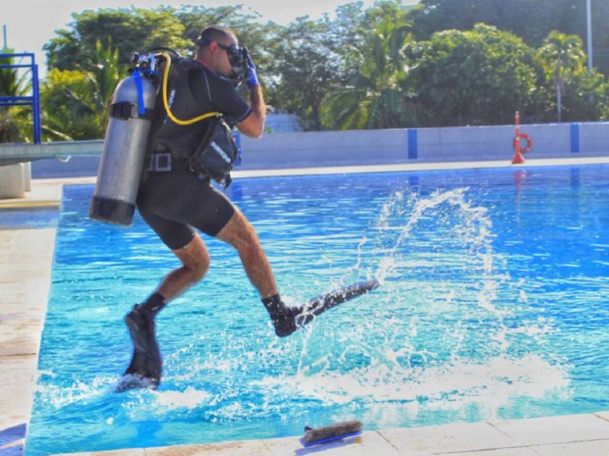 Buzos de la Armada limpiaron piscinas del Complejo Acuático en Cartagena