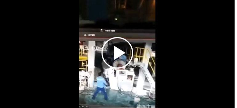 ¡Impactante! Máquina absorbe a un trabajador chino