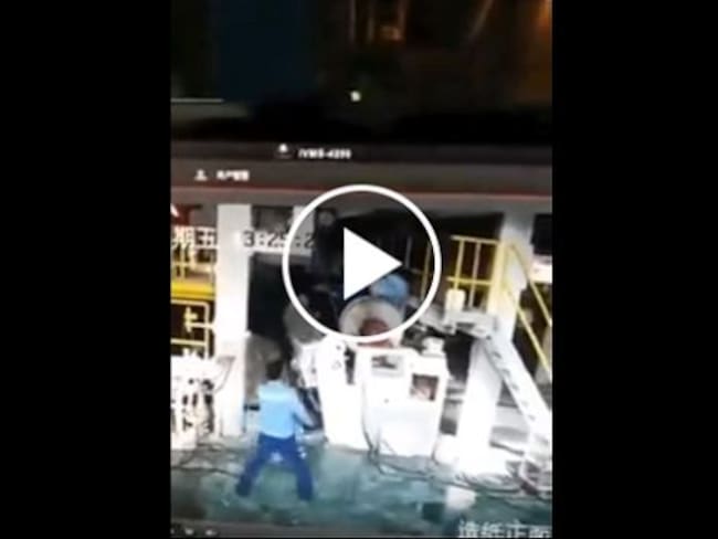 ¡Impactante! Máquina absorbe a un trabajador chino