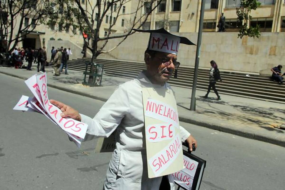 Los docentes arribaron a la Plaza de Bolivar de Bogotá tras radicar pliego de peticiones en el Ministerio de Educación.