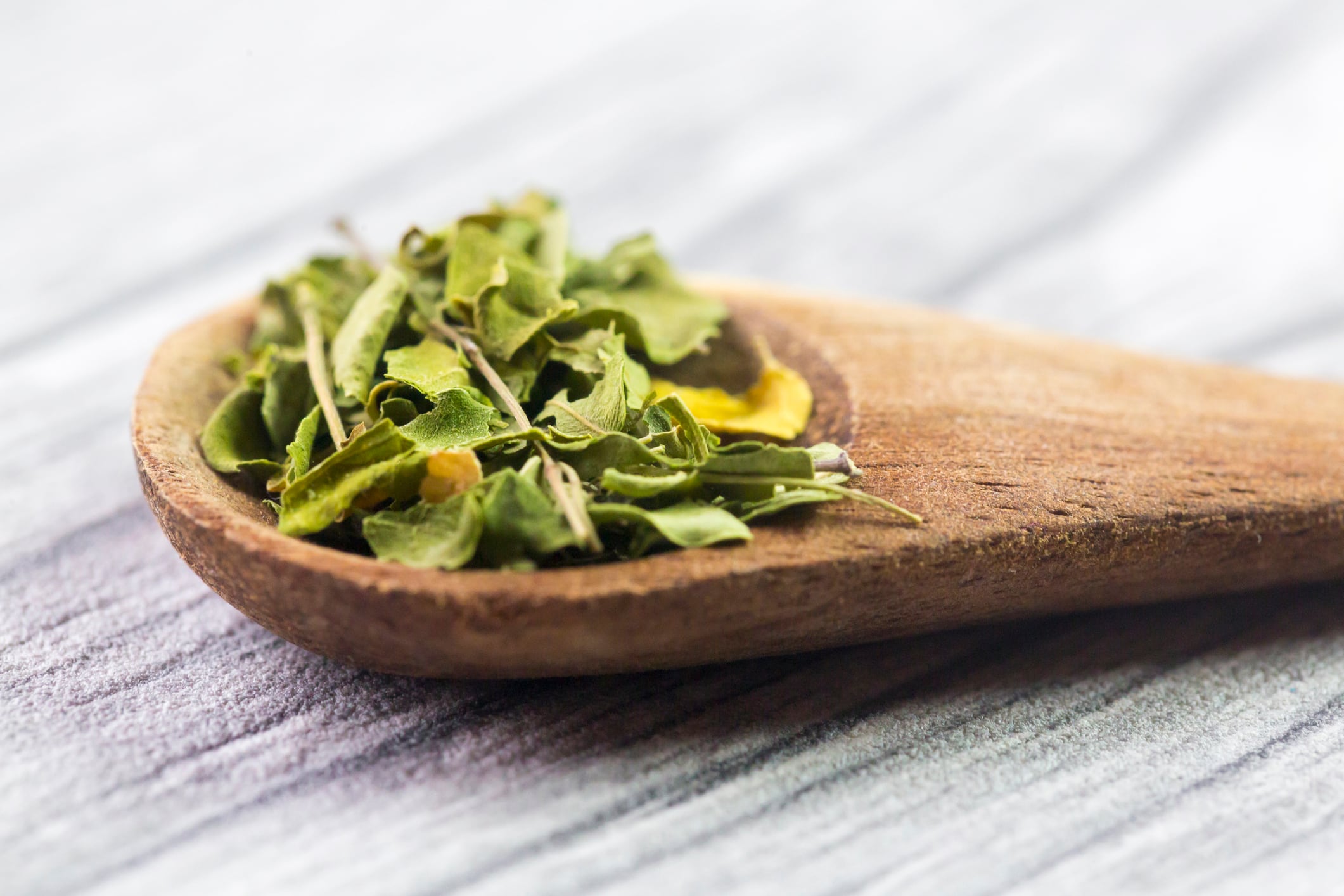 Hojas de moringa sobre un utensilio de madera (Getty Images)