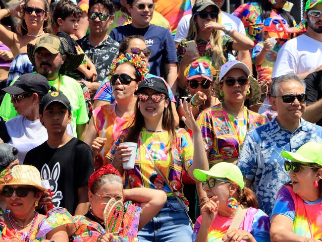 AME8027. BARRANQUILLA (COLOMBIA), 10/02/2024.- Asistentes disfrutan de la tradicional Batalla de Flores, el primer desfile del Carnaval de Barranquilla, hoy, en Barranquilla (Colombia). Con la Batalla de Flores, un desfile de 4 kilómetros en los que 11.000 participantes deleitan a más de 50.000 asistentes que se apostan a lado y lado del Cumbiódromo de la Vía 40, se dio inicio este sábado al Carnaval de Barranquilla, que hace 20 años fue declarado Patrimonio Cultural e Inmaterial de la Humanidad por la Unesco. EFE/ Ricardo Maldonado Rozo
