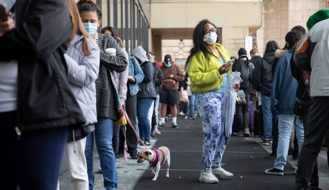 Filas para pruebas contra el coronavirus en Estados Unidos.    Foto: Getty 