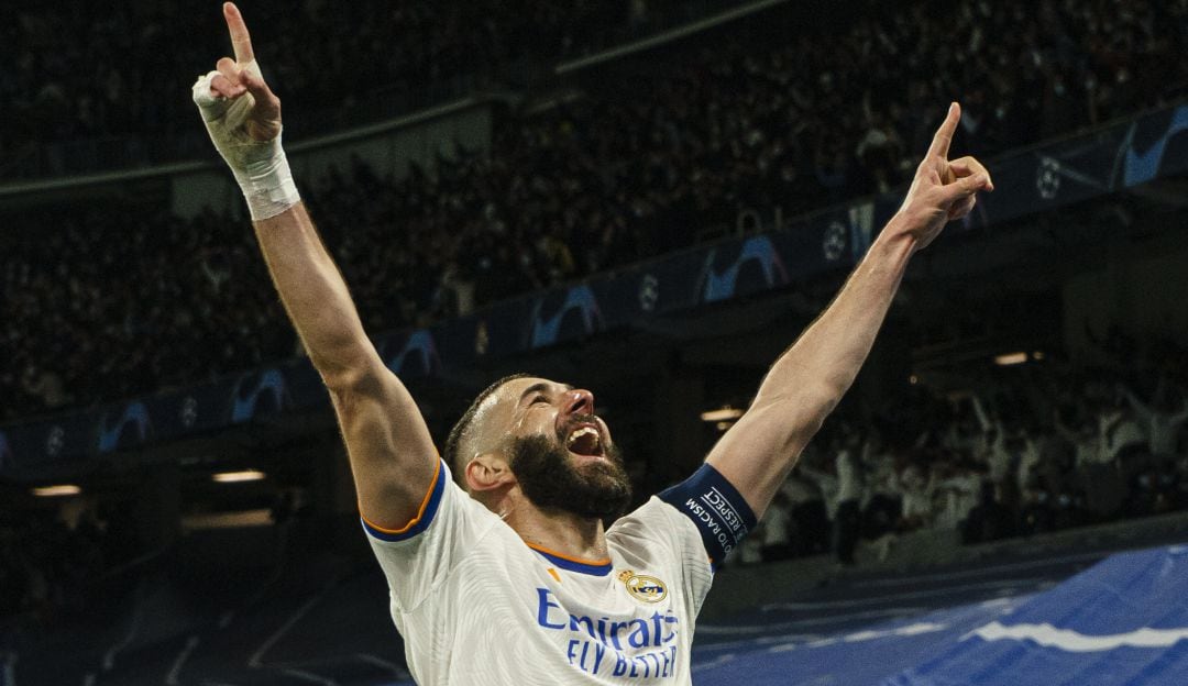 Karim Benzema festeja la clasificación del Real Madrid a los cuartos de final de la Liga de Campeones.
