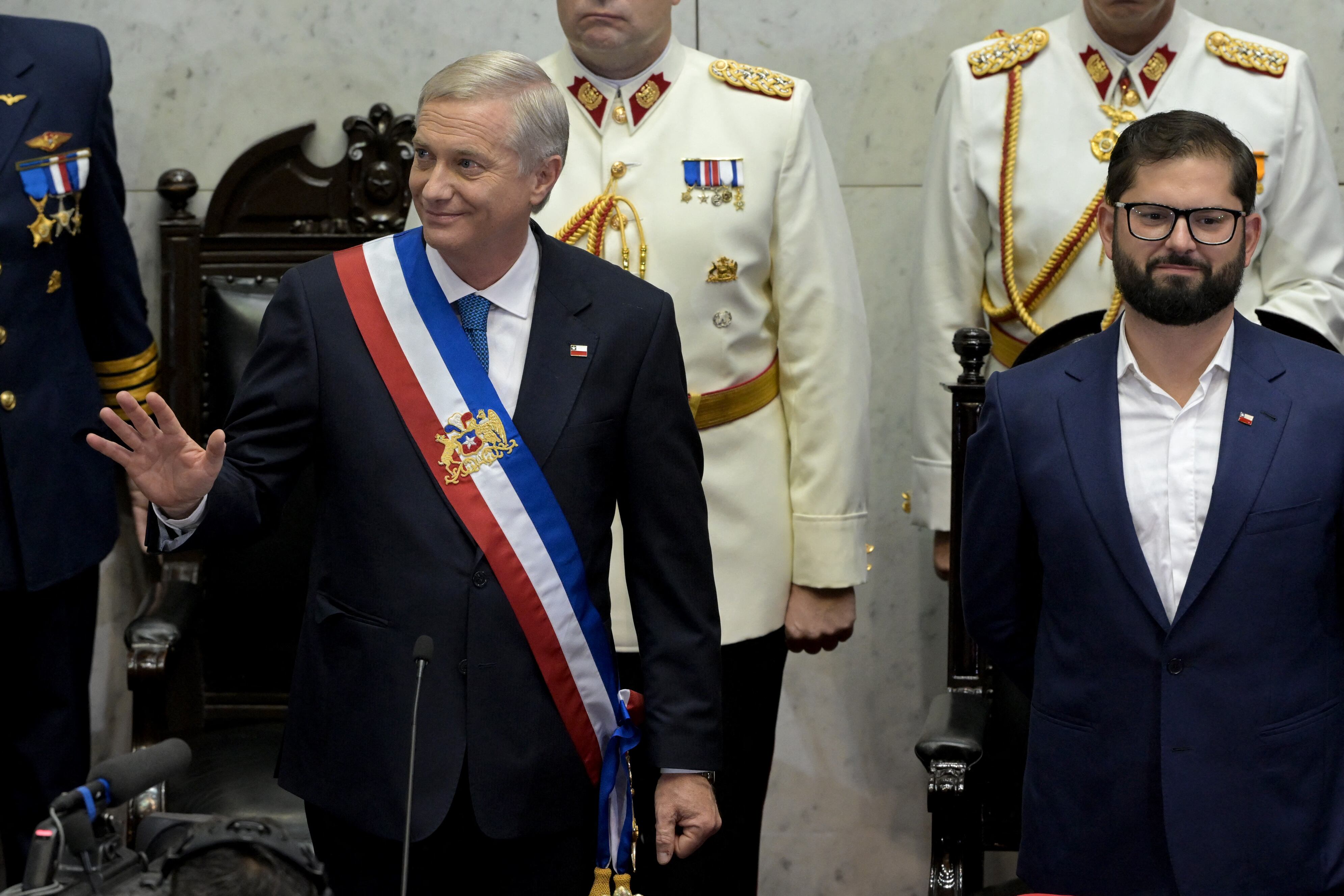 El nuevo presidente de Chile, José Antonio Kast (izq.), saluda junto al presidente saliente, Gabriel Boric, en el Congreso Nacional en Valparaíso, Chile, el 11 de marzo de 2026. El presidente más derechista de Chile en más de tres décadas, José Antonio Kast, asume el cargo el 11 de marzo de 2026 con la promesa de abordar el aumento de la delincuencia violenta y llevar a cabo deportaciones masivas de migrantes. (Foto de RODRIGO ARANGUA / AFP)