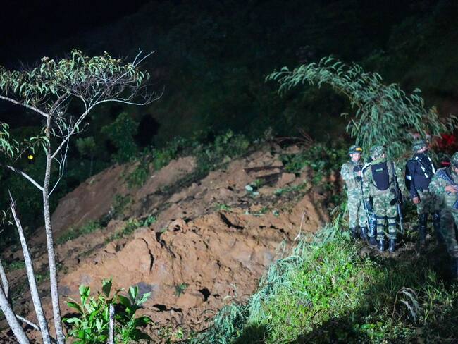 CARMEN DE ATRATO (COLOMBIA), 13/01/2024.- Fotografía cedida por la Gobernación del Chocó que muestra a un grupo de soldados que camina sobre el lugar donde ocurrió un derrumbe, el viernes 12 de enero de 2024, en inmediaciones del municipio de Carmen de Atrato, departamento del Chocó (Colombia).