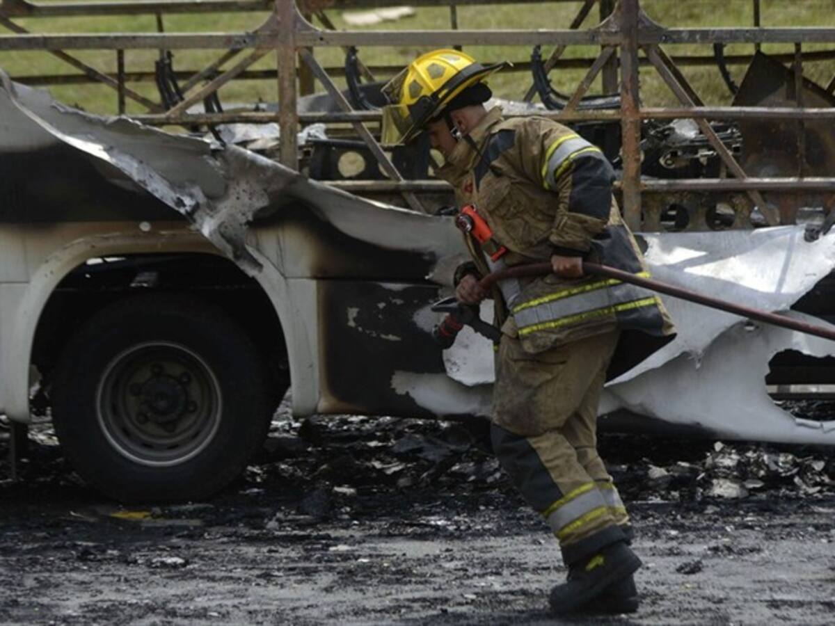 En un parqueadero de Cartagena, 11 buses intermunicipal resultaron incinerados