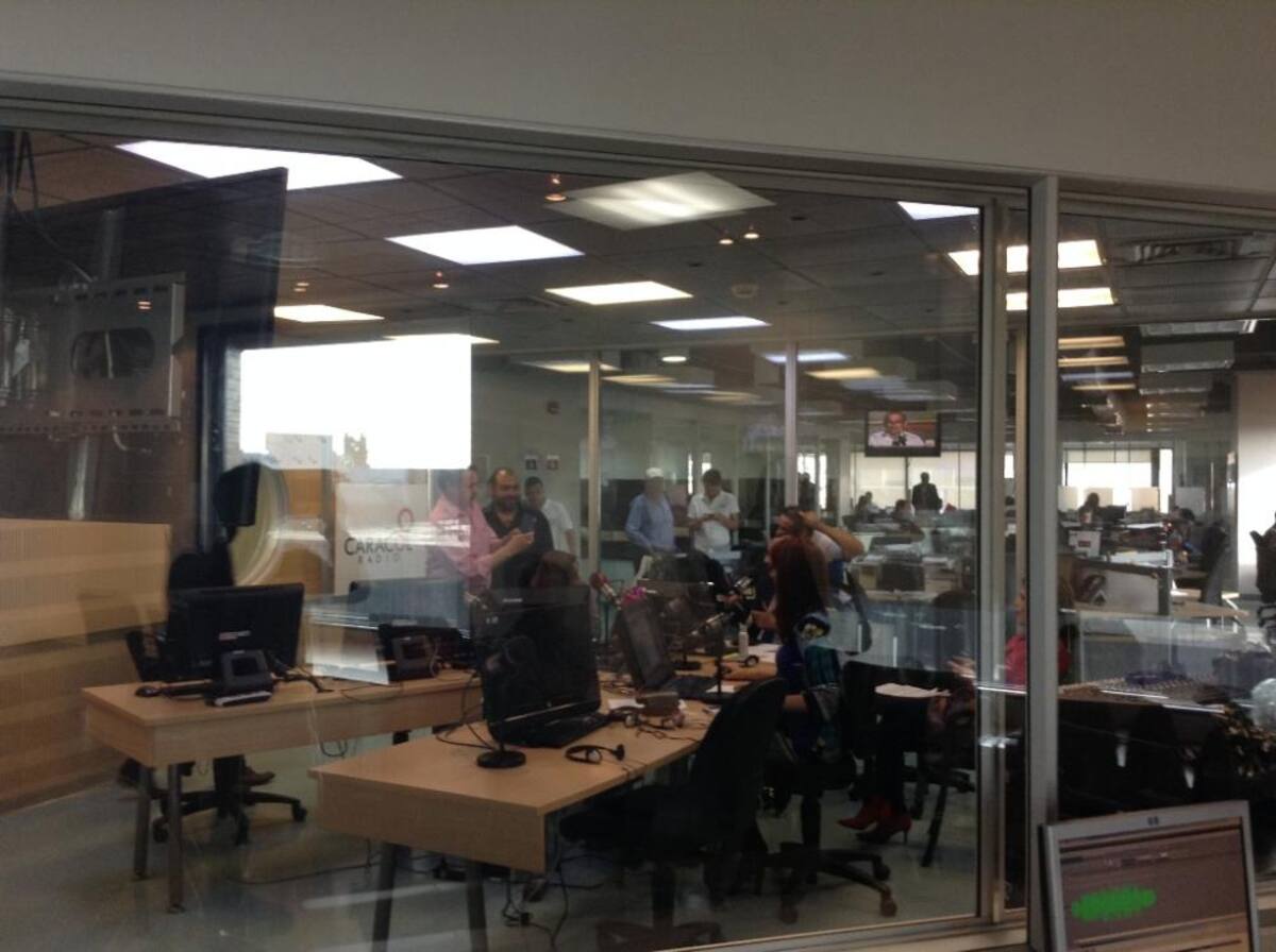 En un ambiente de nostalgia el equipo de Caracol se une para decir una vez más #GraciasPelaez.