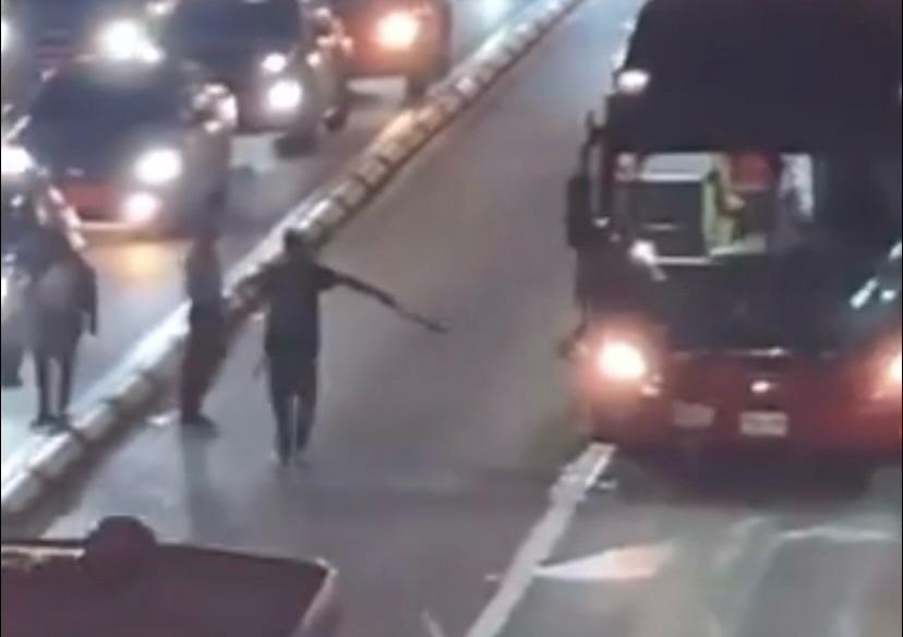 Captura de pantalla de pelea con machetes en un bus de Transmilenio.