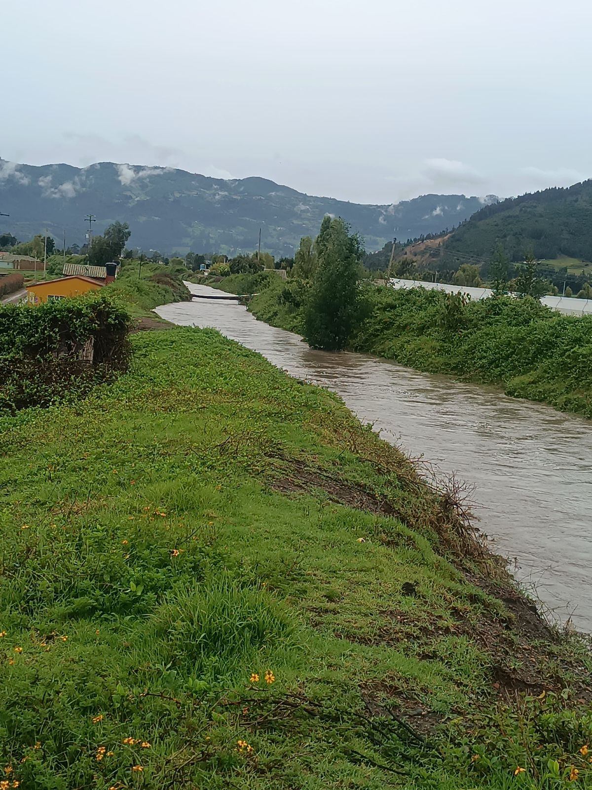 Fuertes lluvias provocan deslizamientos, inundaciones y daños en vías y cultivos del municipio