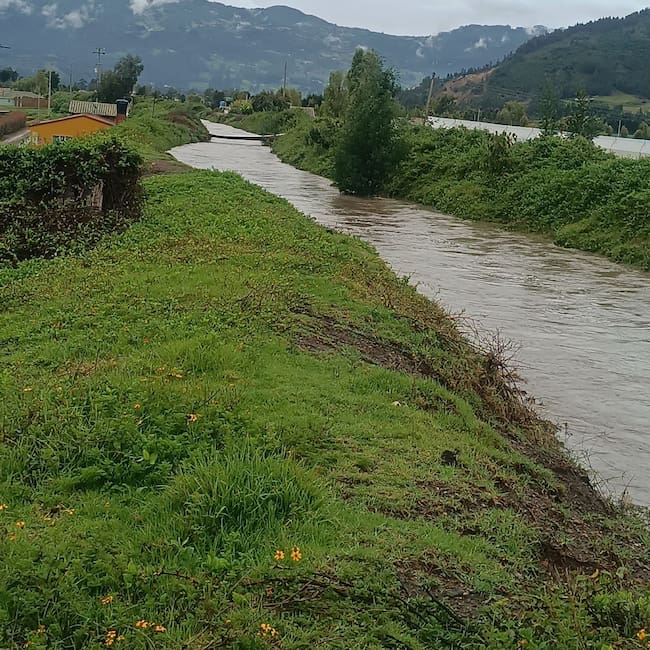 Fuertes lluvias provocan deslizamientos, inundaciones y daños en vías y cultivos del municipio
