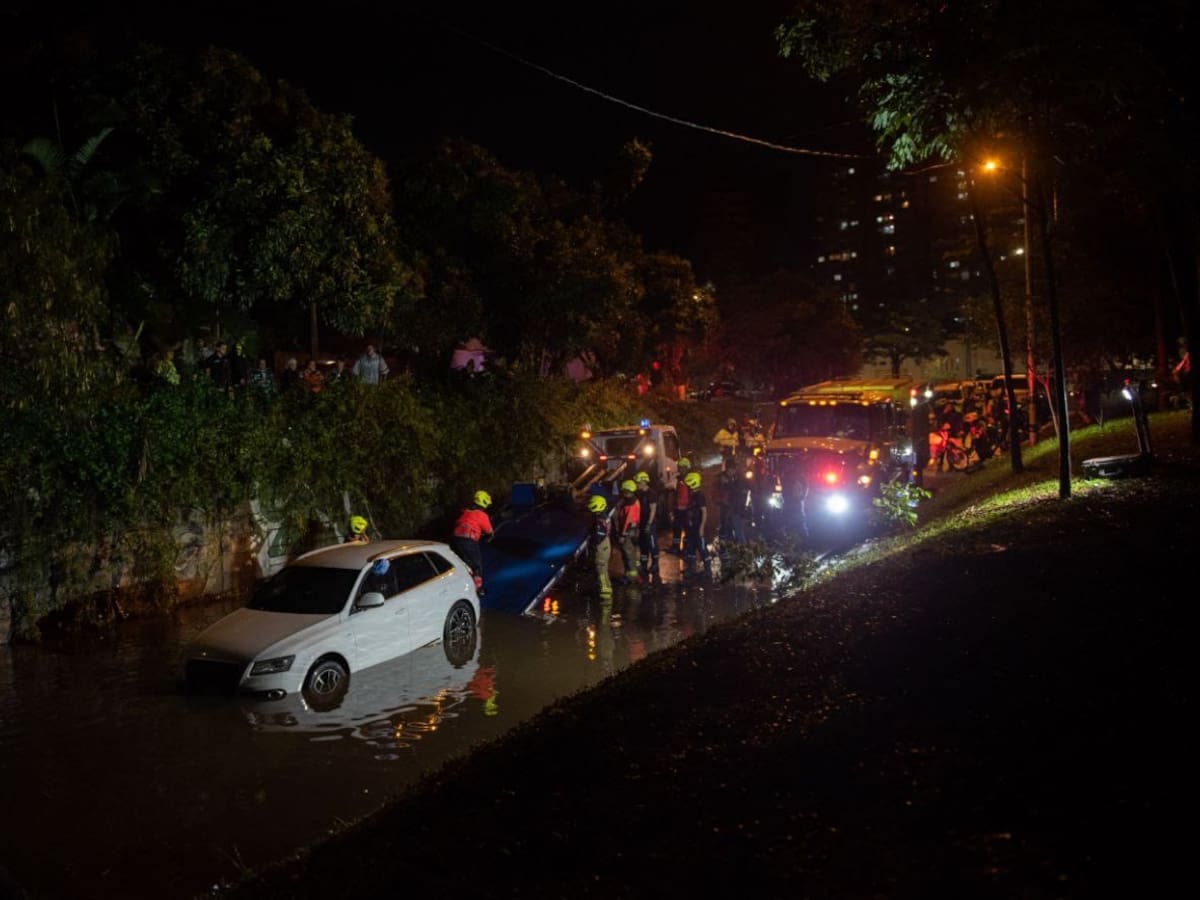 Testigo relató cómo un vehículo se hundió en Medellín dejando dos personas ahogadas