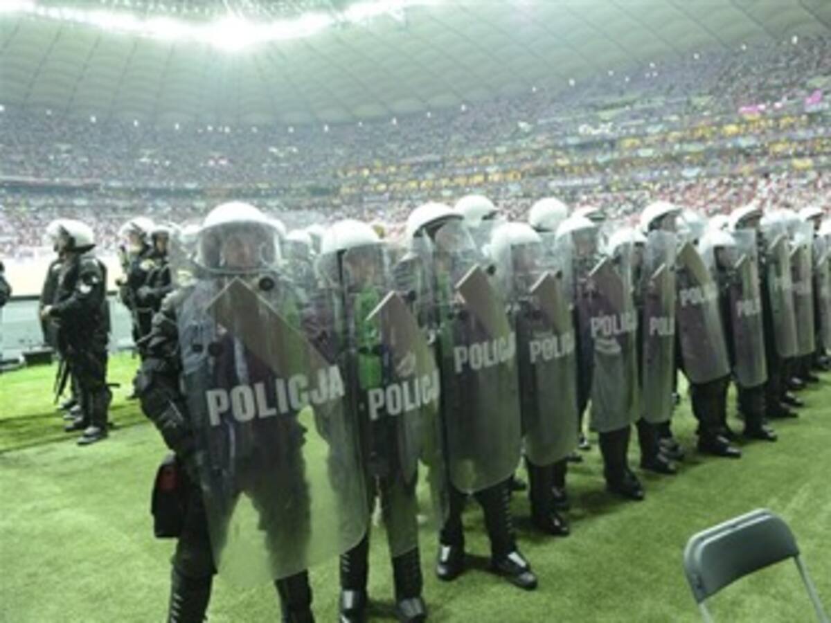 Policía polaca está preparada para la llegada de hinchas rusos a Varsovia