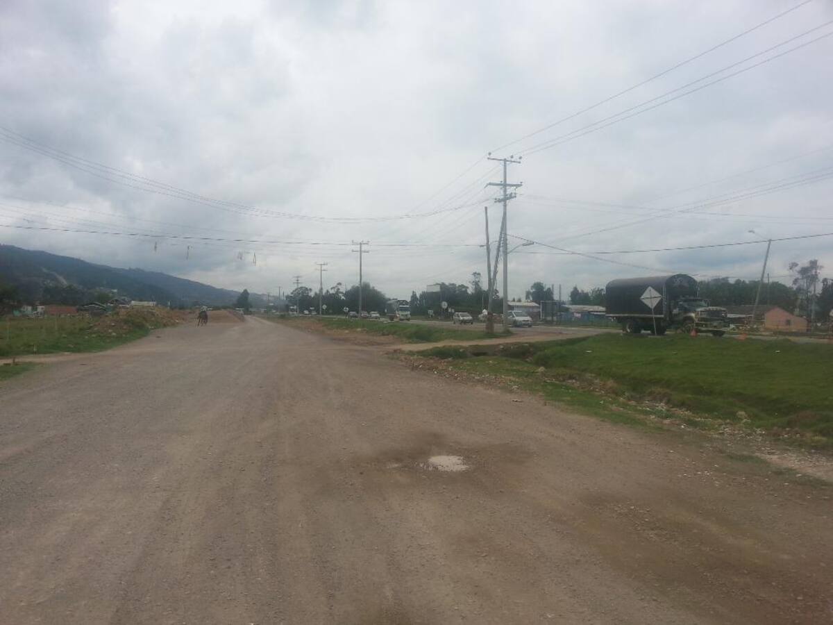 Imágenes tomadas por Caracol Radio o cortesía de la Gobernación de Boyacá que muestran las "trabas" en la movilidad por la demora en las obras, que generan calzadas sencillas en varios tramos de la carretera.