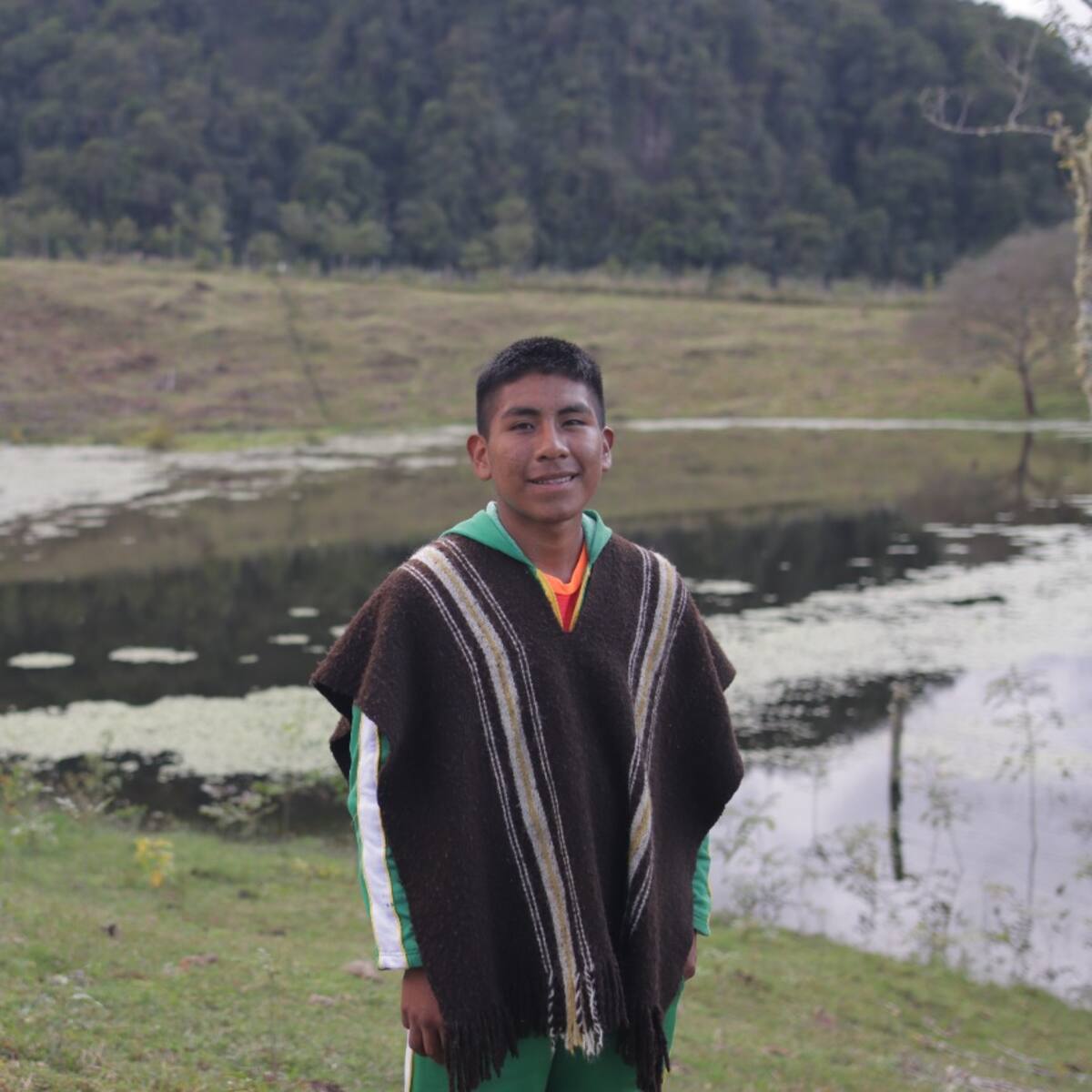 Estudiante huilense sembró 1.700 árboles para proteger una laguna en La Plata