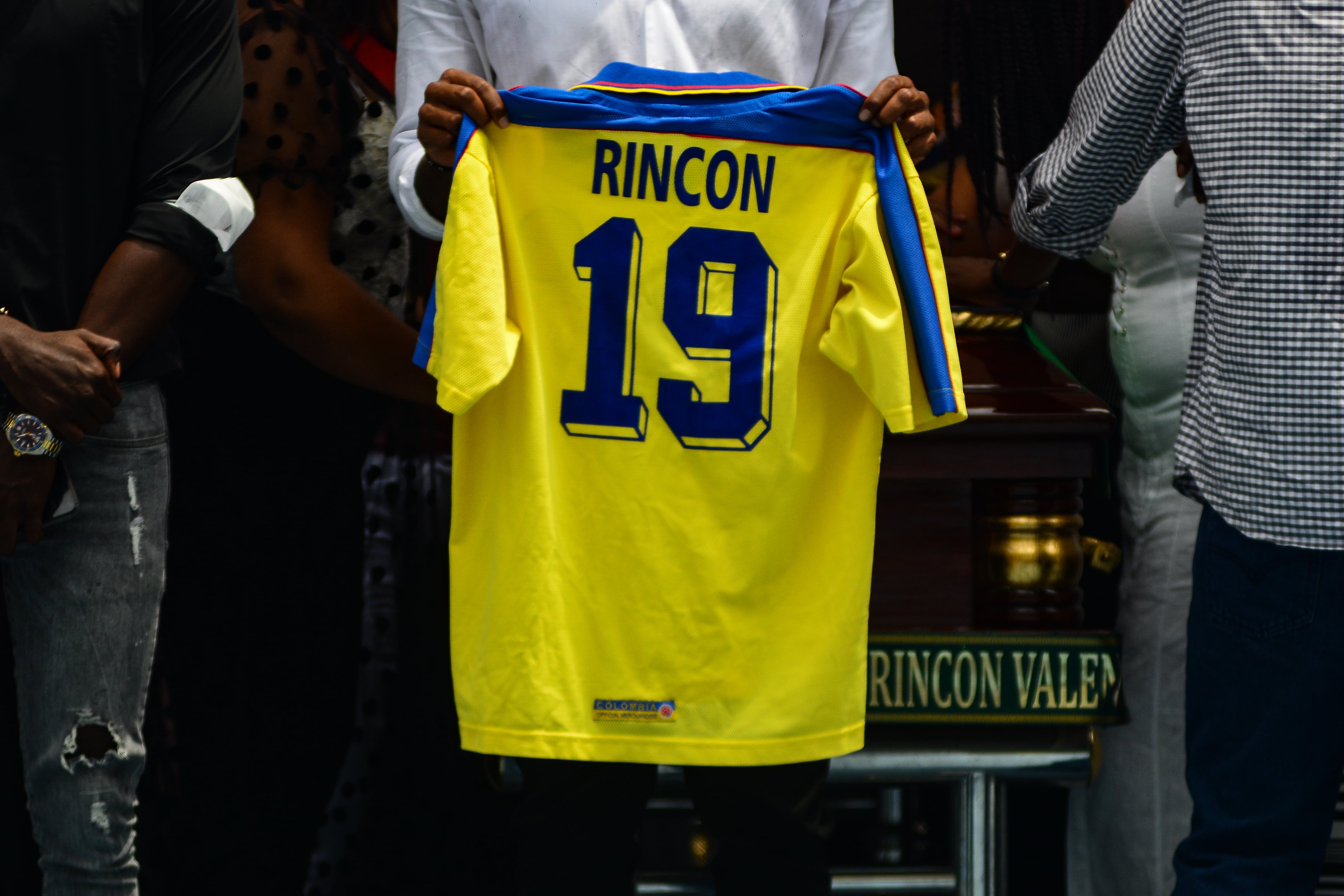 CALI, COLOMBIA - APRIL 16: Sebastian Rincon, son of Fredy Rincon, and his family pay their respects during a tribute to Colombian former football player Freddy Rincon at the Pascual Guerrero stadium in Cali, Colombiaon April 16, 2022. Colombian former international midfield star Freddy Rincon died on April 13 aged 55 of injuries he sustained in a traffic accident. (Photo by EDWIN RODRIGUEZ PIPICANO/Anadolu Agency via Getty Images)