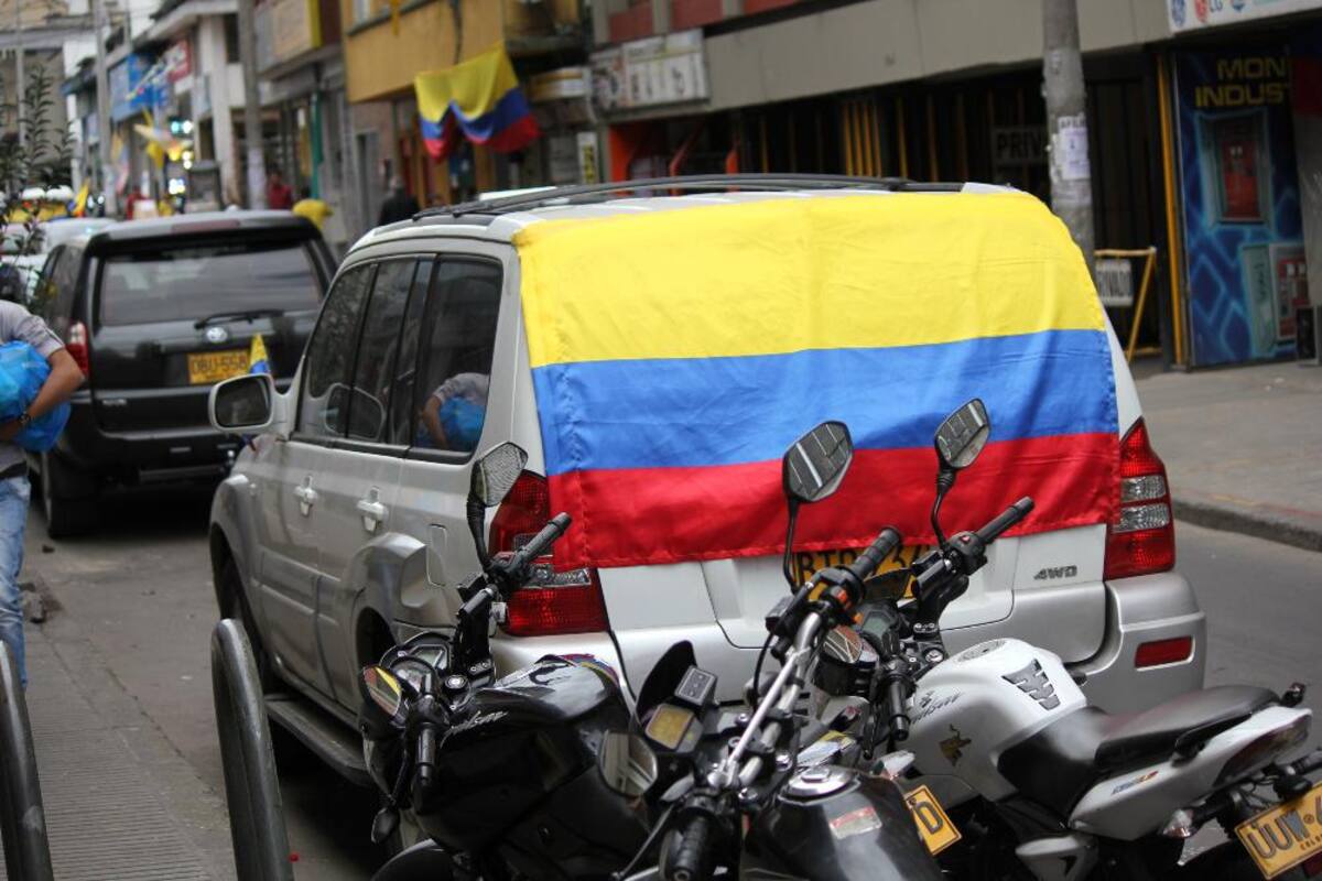 La plaza de Bolívar reúne a miles de hinchas de la selección.