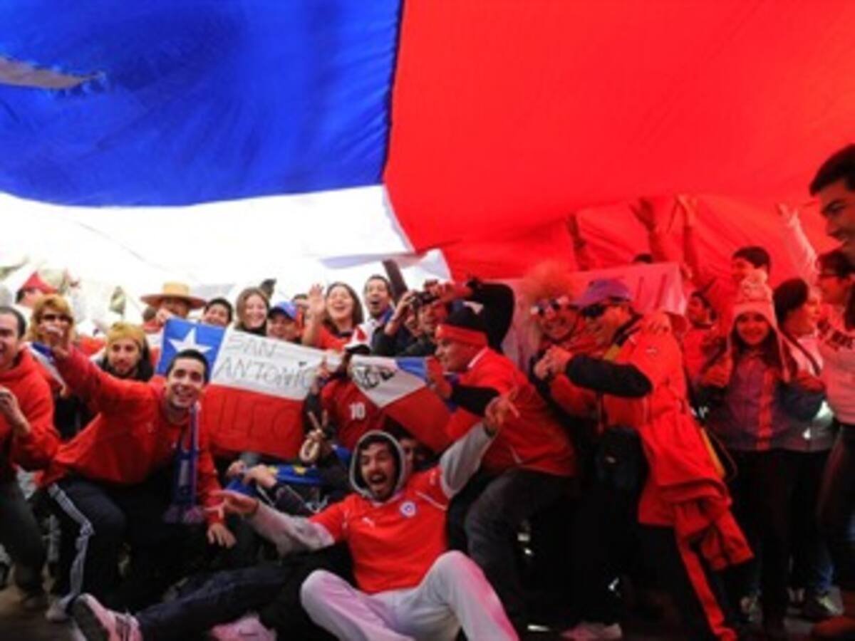 Centenares de chilenos intentan cruzar la frontera para alentar a su selección