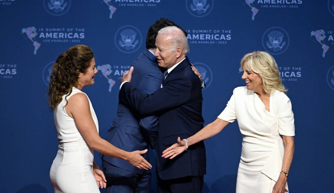 El presidente estadounidense, Joe Biden, recibe a su homólogo canadiense, Justin Trudeau, en la Cumbre de las Américas.               Foto: Getty