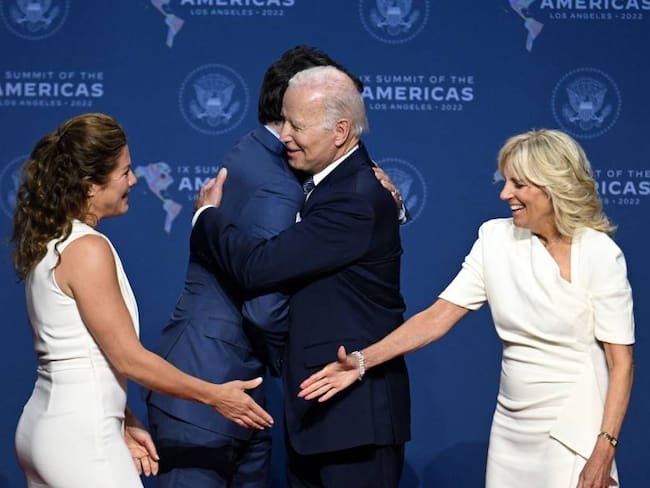 El presidente estadounidense, Joe Biden, recibe a su homólogo canadiense, Justin Trudeau, en la Cumbre de las Américas.               Foto: Getty