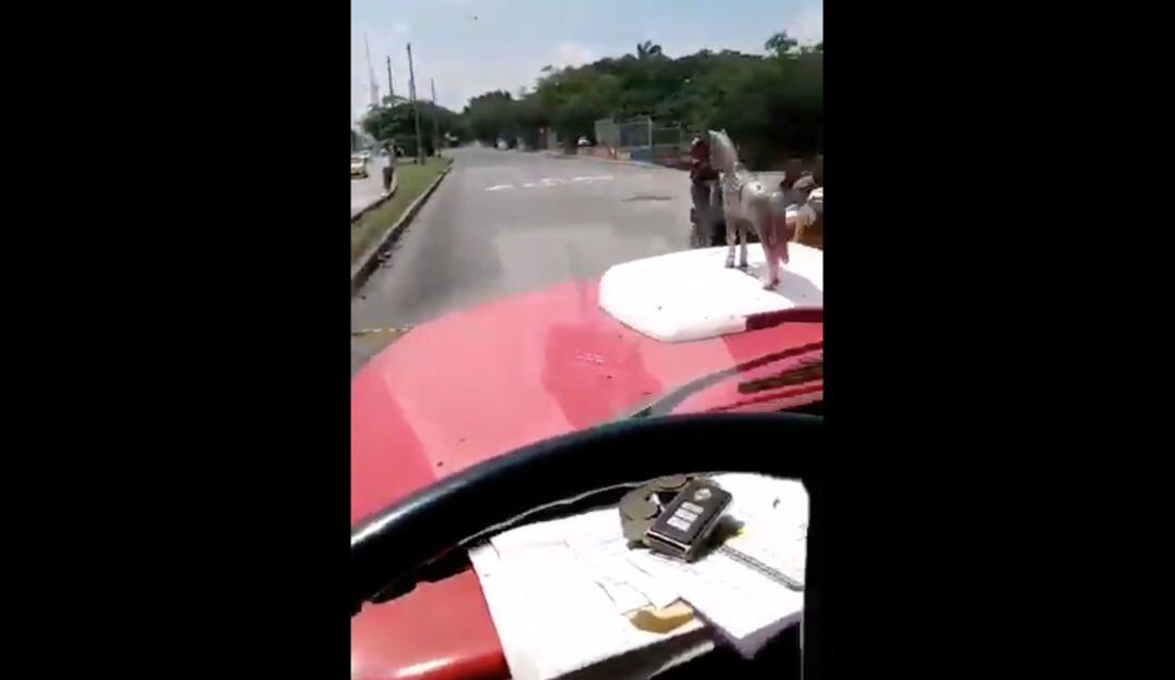 Volquetero fue obligado a dejar su carga en medio de la vía