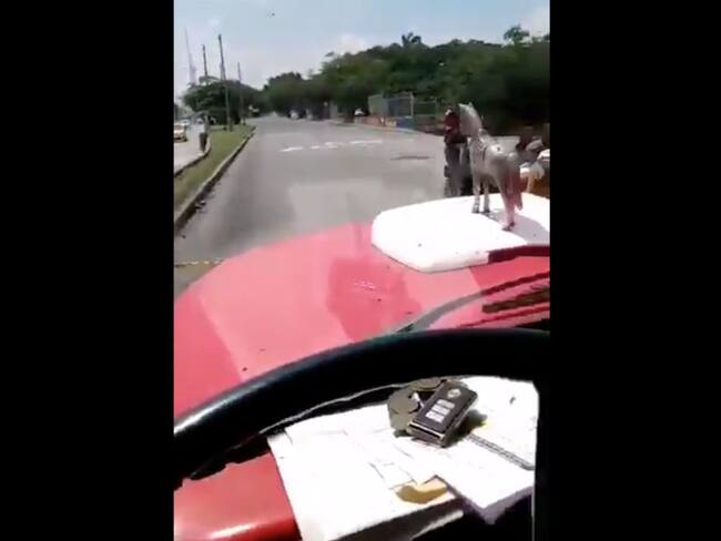 Volquetero fue obligado a dejar su carga en medio de la vía