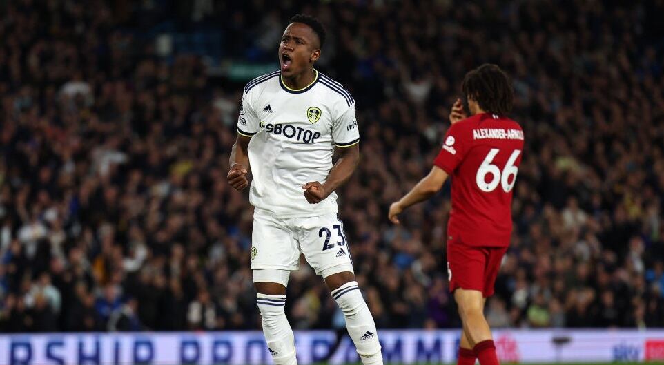 Luis Sinisterra celebra luego de marcarle gol al Liverpool (Photo by Robbie Jay Barratt - AMA/Getty Images)