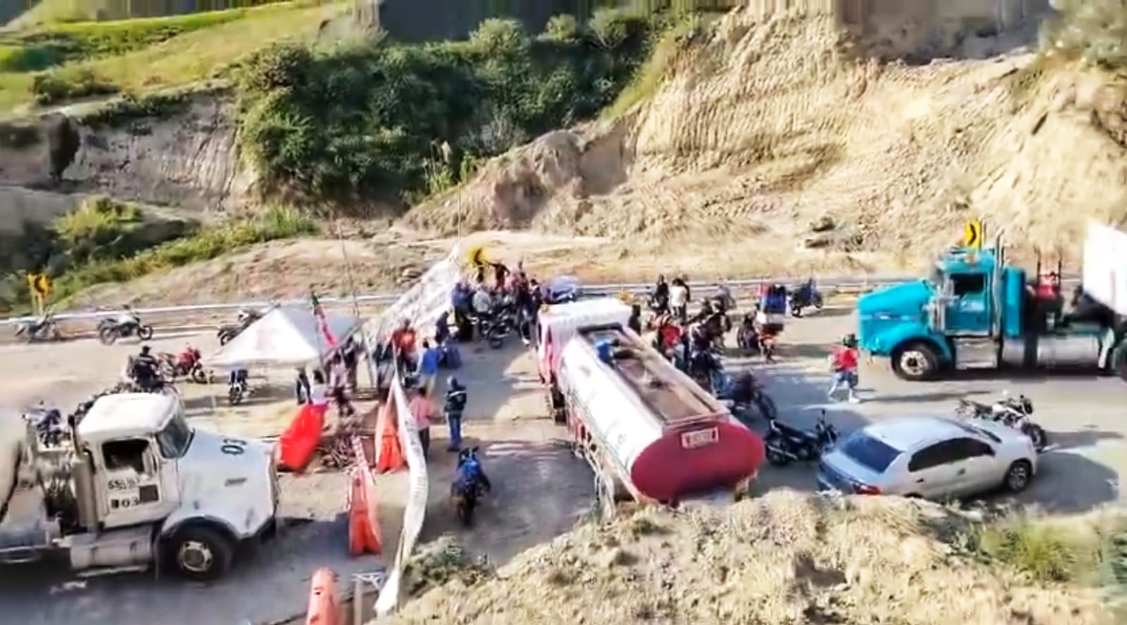 La carretera se habilitó después de 10 horas de bloqueo y se establecieron nuevos compromisos con el ministerio del Interior y la UNGR. Crédito: Red de Apoyo Cauca.