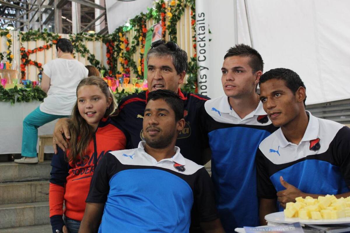 Cuerpo técnico y jugadores disfrutaron por igual de una mañana con fieles seguidores en Plaza Mayor Medellín.