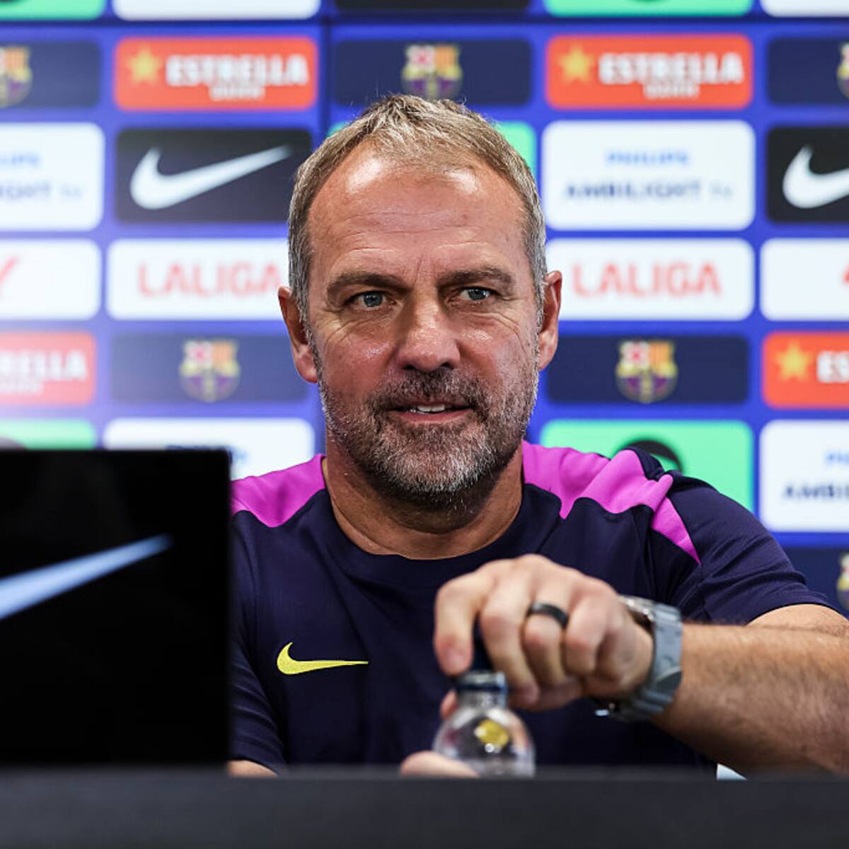 Técnico del Barcelona, molesto con situación del club en la previa del debut por Liga de España