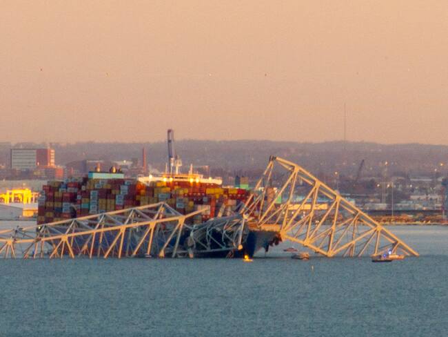 Bajas temperaturas dificultan rescate de desaparecidos tras colapso de puente en Baltimore