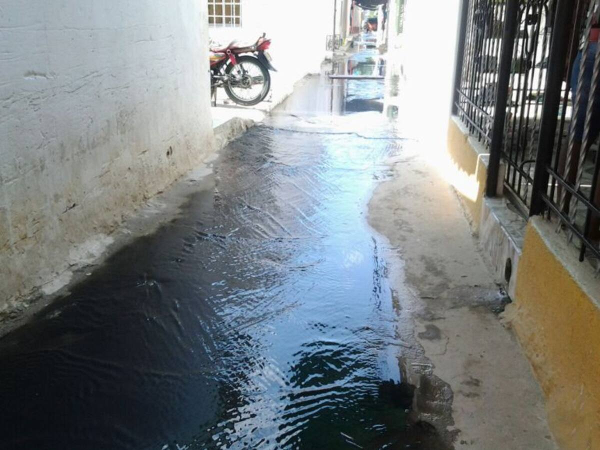 2 mil familias en emergencia sanitaria por rebosamiento de pozas sépticas