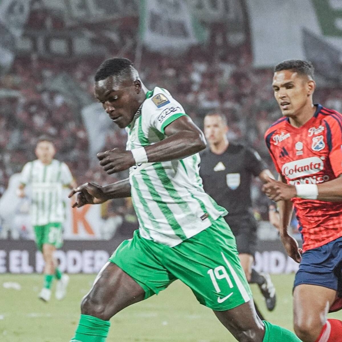 Con dos jugadores menos, Nacional salva el empate y el liderato en el clásico frente al Medellín