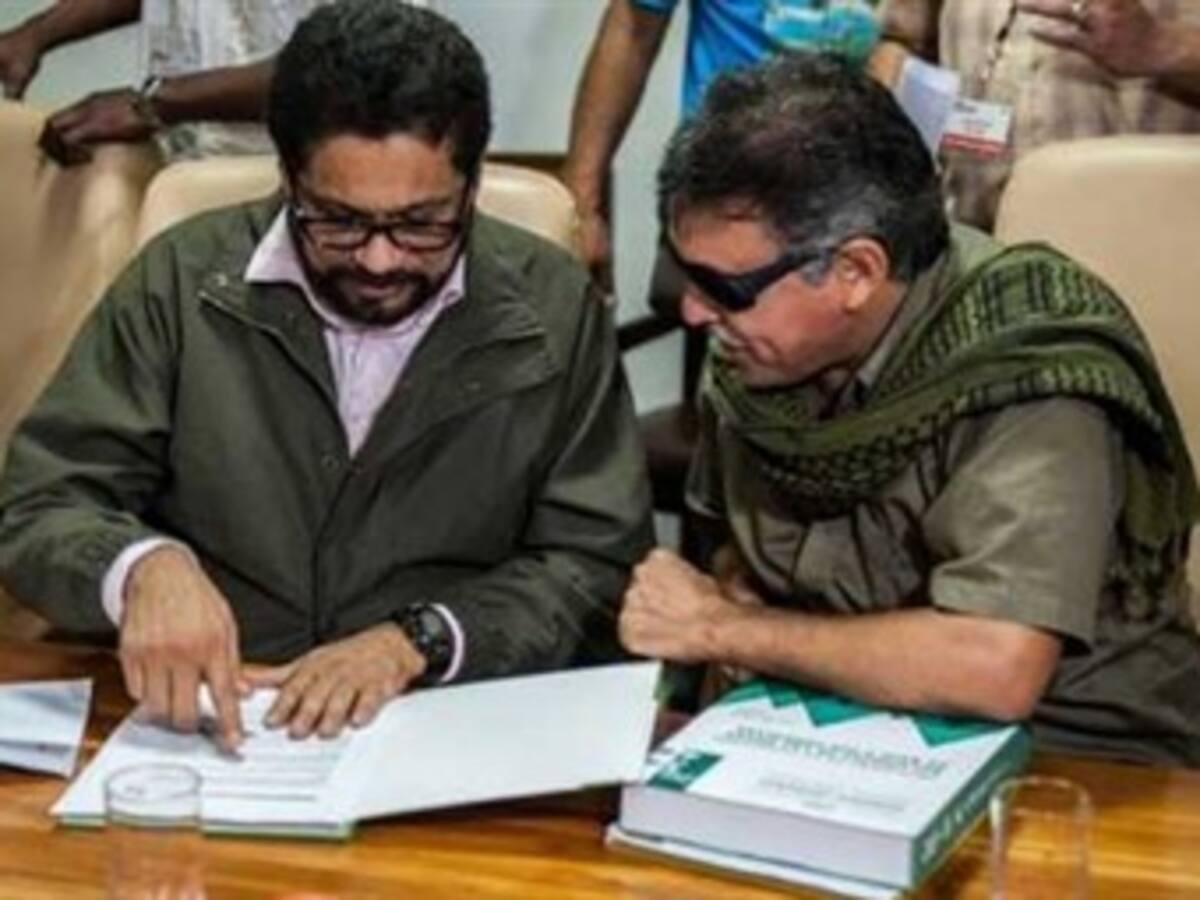 Farc dicen que Gobierno está buscando un “florero de Llorente” para levantarse de la mesa
