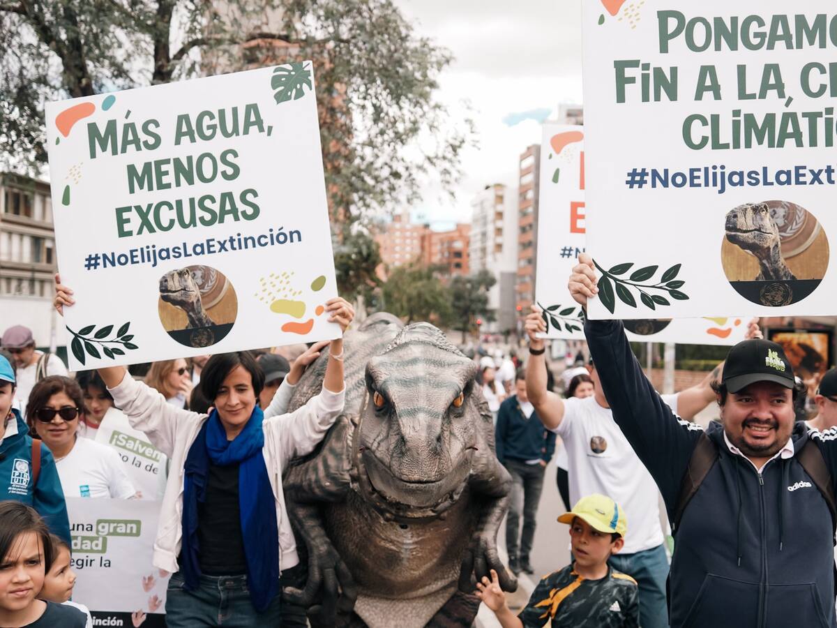 En la caminata por el clima, apareció un dinosaurio bajo el lema ‘No Elijas la Extinción’