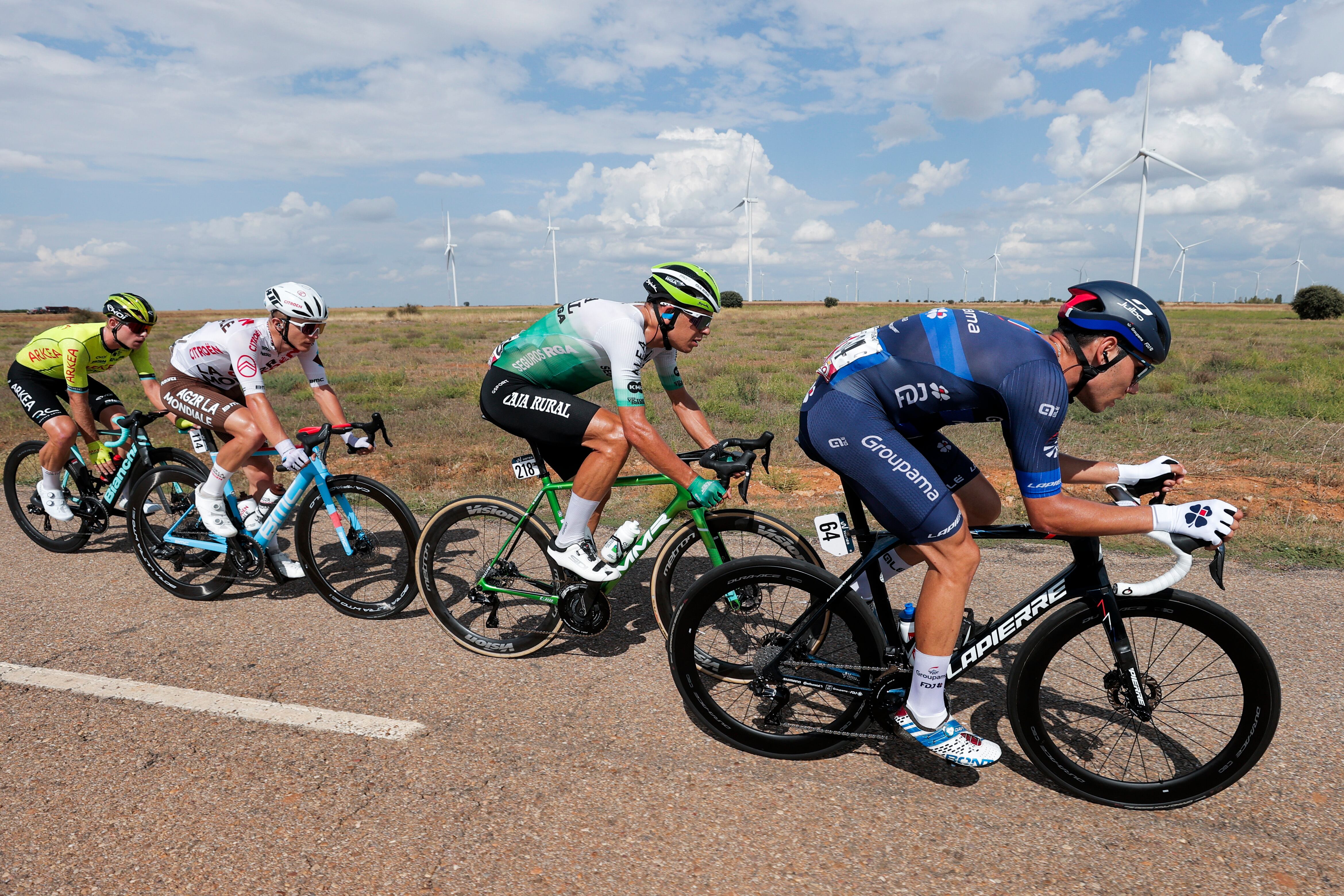 El pelotón de los escapados durante la decimonovena etapa de la Vuelta Ciclista a España disputada este viernes entre La Bañeza e Íscar, de 177,5 km de recorrido. EFE/ Manu Bruque