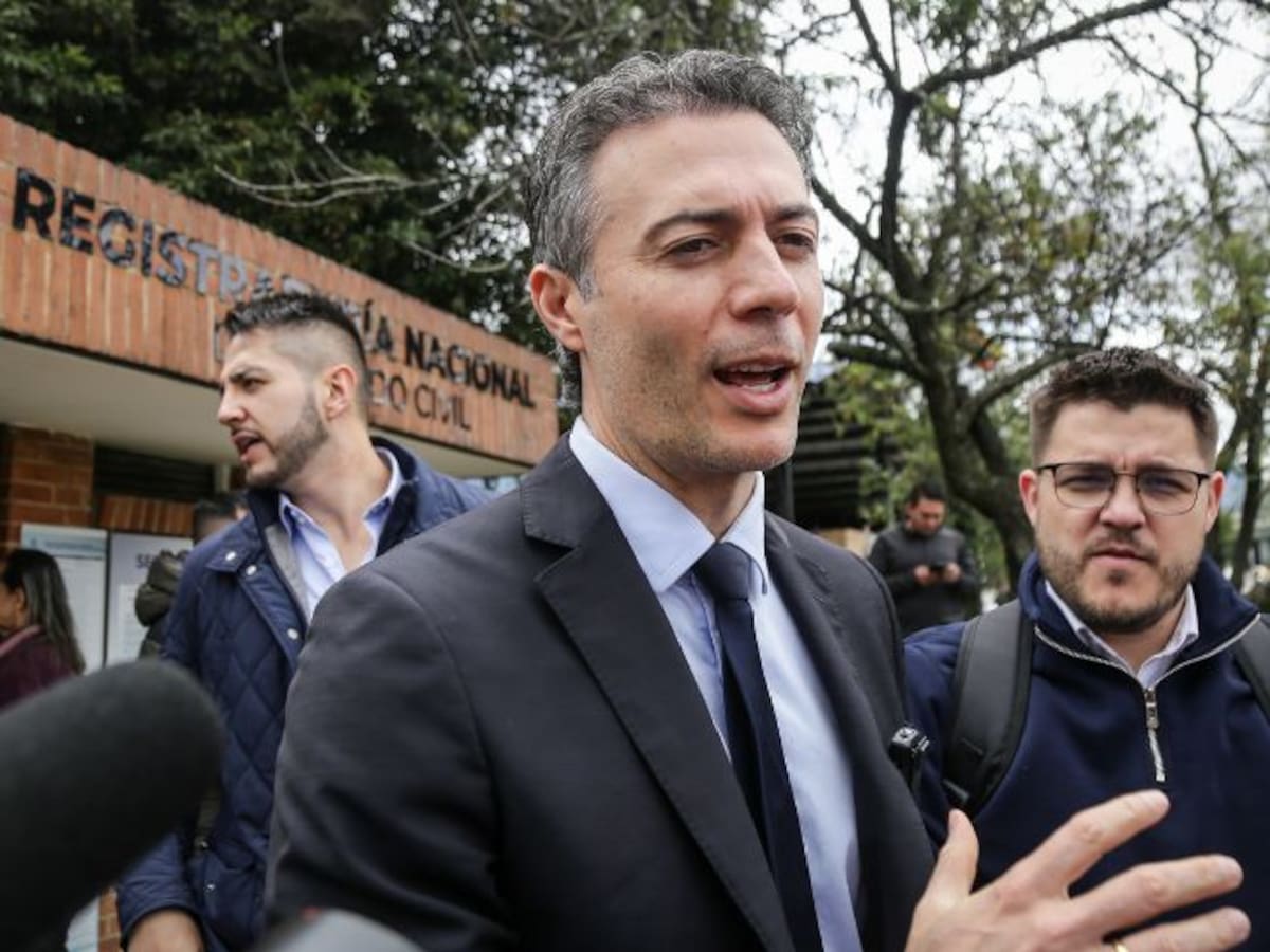 Siguen críticas de la oposición tras reactivarse la candidatura presidencial de Daniel Quintero