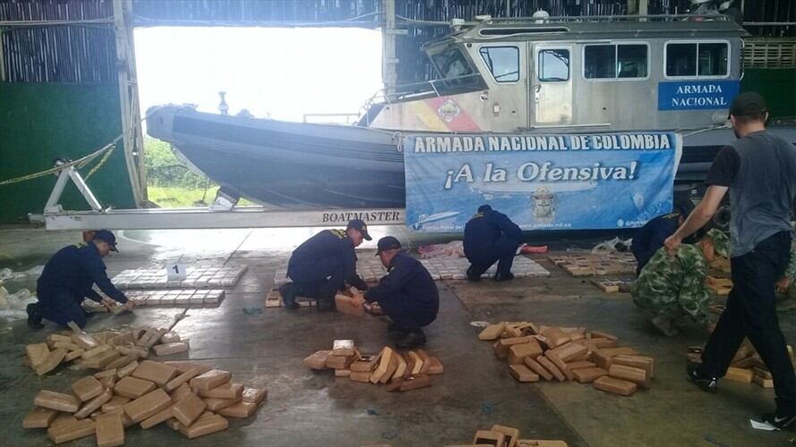 Un operativo realizado por la Armada Nacional permitió la incautación de 656 kilogramos de clorhidrato de cocaína y la captura de cuatro sujetos que los transportaban. Foto: Armada Nacional