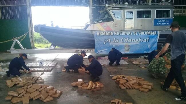 Un operativo realizado por la Armada Nacional permitió la incautación de 656 kilogramos de clorhidrato de cocaína y la captura de cuatro sujetos que los transportaban. Foto: Armada Nacional