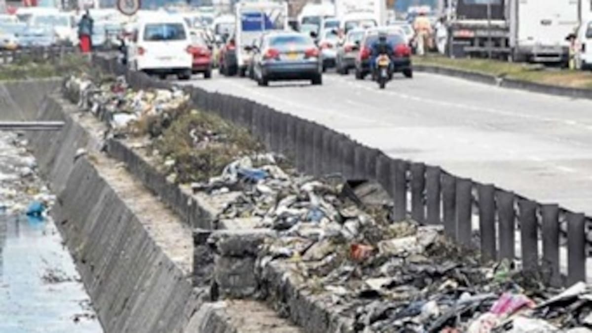 Camas, colchones y muebles arrojan los bogotanos a los canales de aguas lluvias