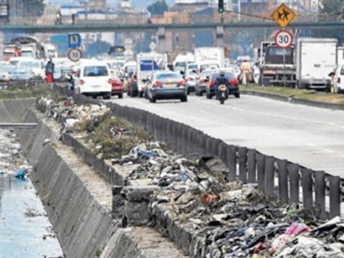 Camas, colchones y muebles arrojan los bogotanos a los canales de aguas lluvias