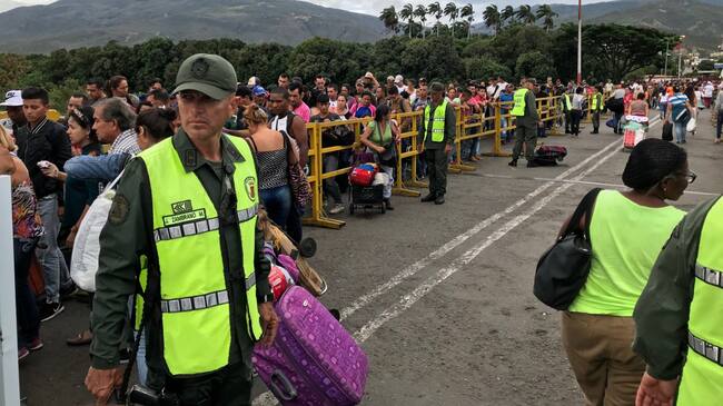 Venezolanos entrando a Cúcuta