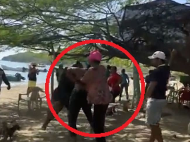 Golpes, gritos e insultos entre dos mujeres en Taganga, zona turística de Santa Marta
