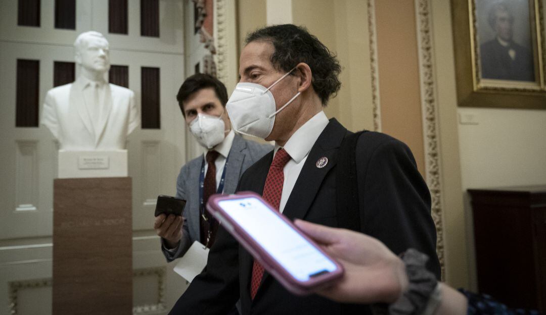 El representante principal de juicio político de la Cámara de los Estados Unidos, Jamie Raskin, al terminar el primer día del segundo juicio político del ex presidente Donald Trump.