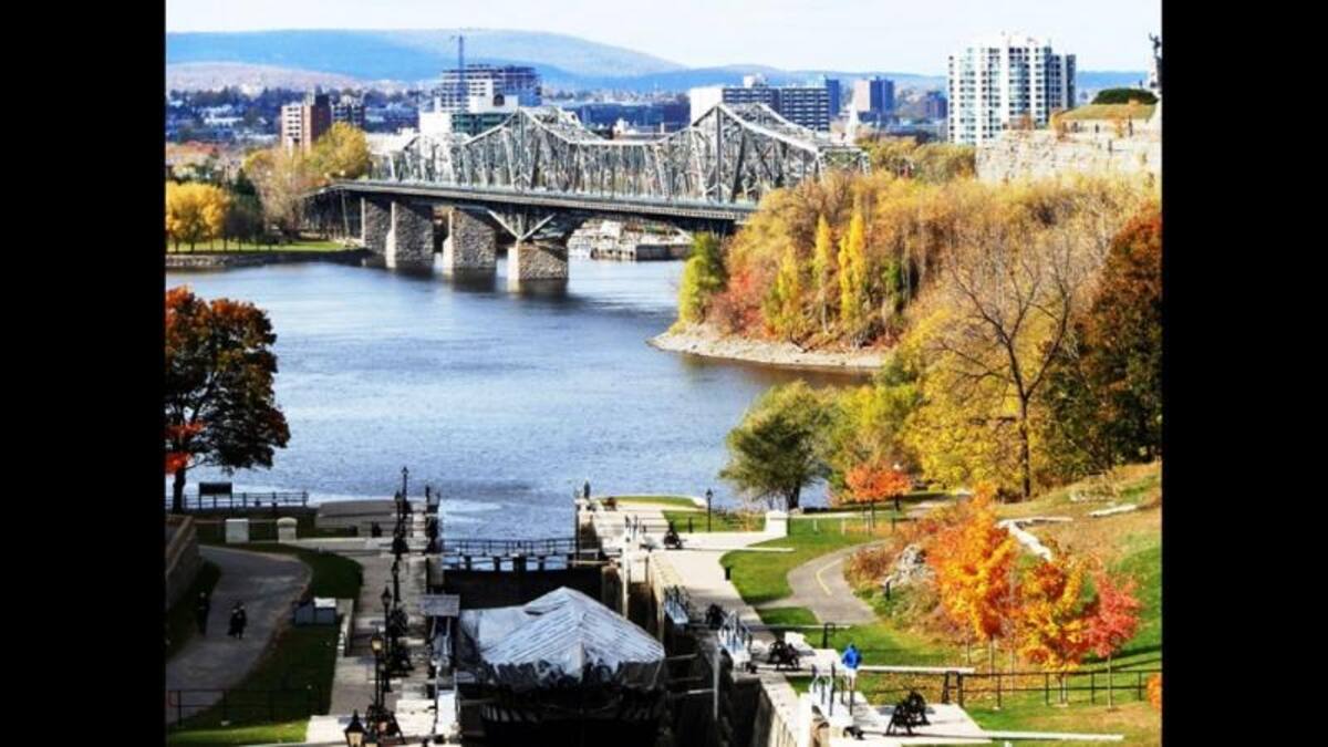 “La hoja de maple viste de color a Ottawa en Otoño”, comenta Luis Rodríguez-Rivera.