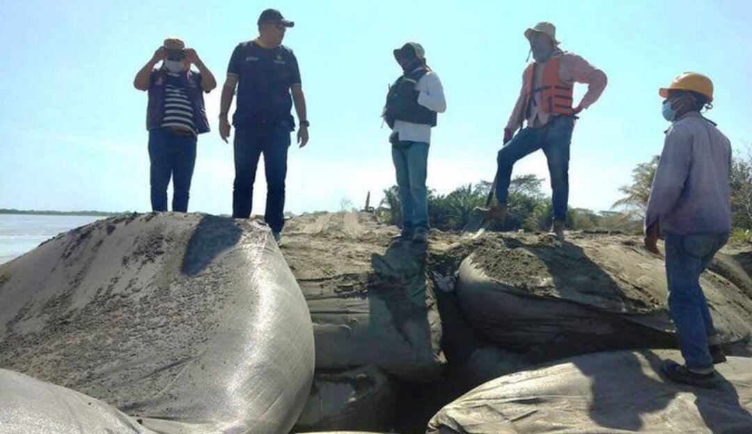 Los trabajos que debieron finalizar a finales de noviembre han tenido dificultades como la inestabilidad de la zona y por la fuerza del río Cauca