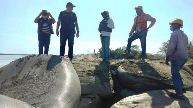 Los trabajos que debieron finalizar a finales de noviembre han tenido dificultades como la inestabilidad de la zona y por la fuerza del río Cauca