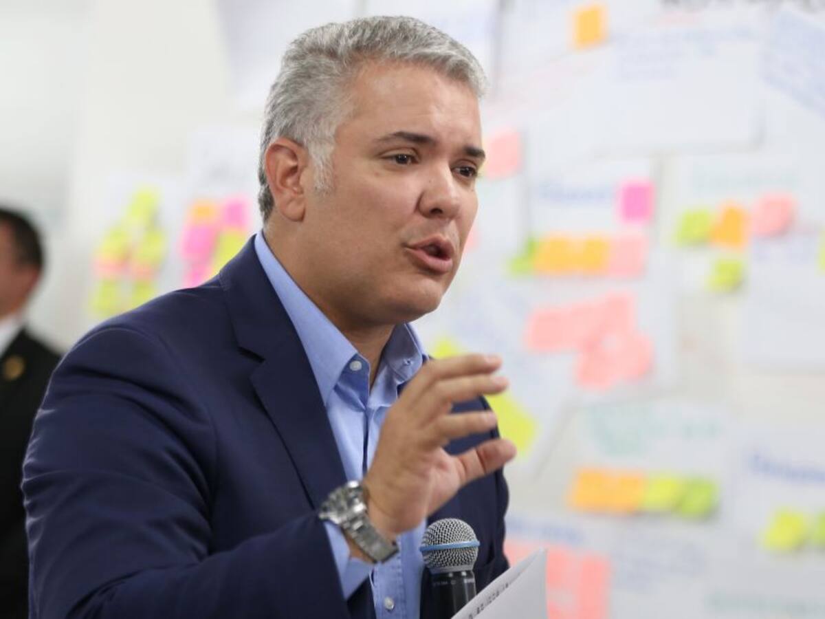 Duque rechaza propuesta de eliminar cajas de compensación
