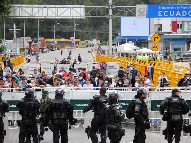 Migrantes intentaron pasar por la fuerza a Colombia en frontera con Ecuador
