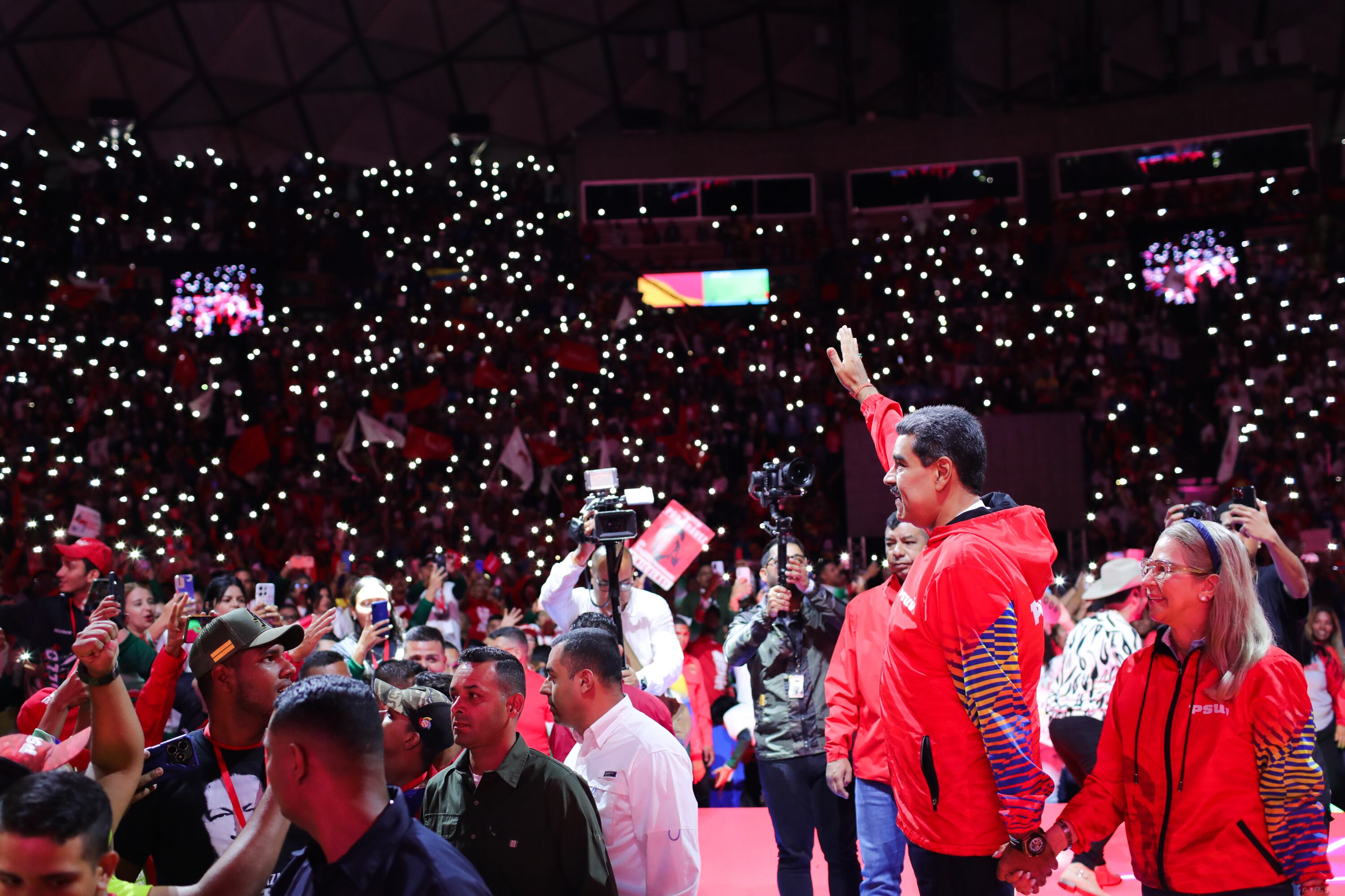 AME9176. CARACAS (VENEZUELA), 16/03/2024.- Fotografía cedida por Prensa de Miraflores del presidente de Venezuela, Nicolás Maduro, junto a su esposa, Cilia Flores, durante un acto del Partido Socialista Unido de Venezuela, este sábado en Caracas (Venezuela).